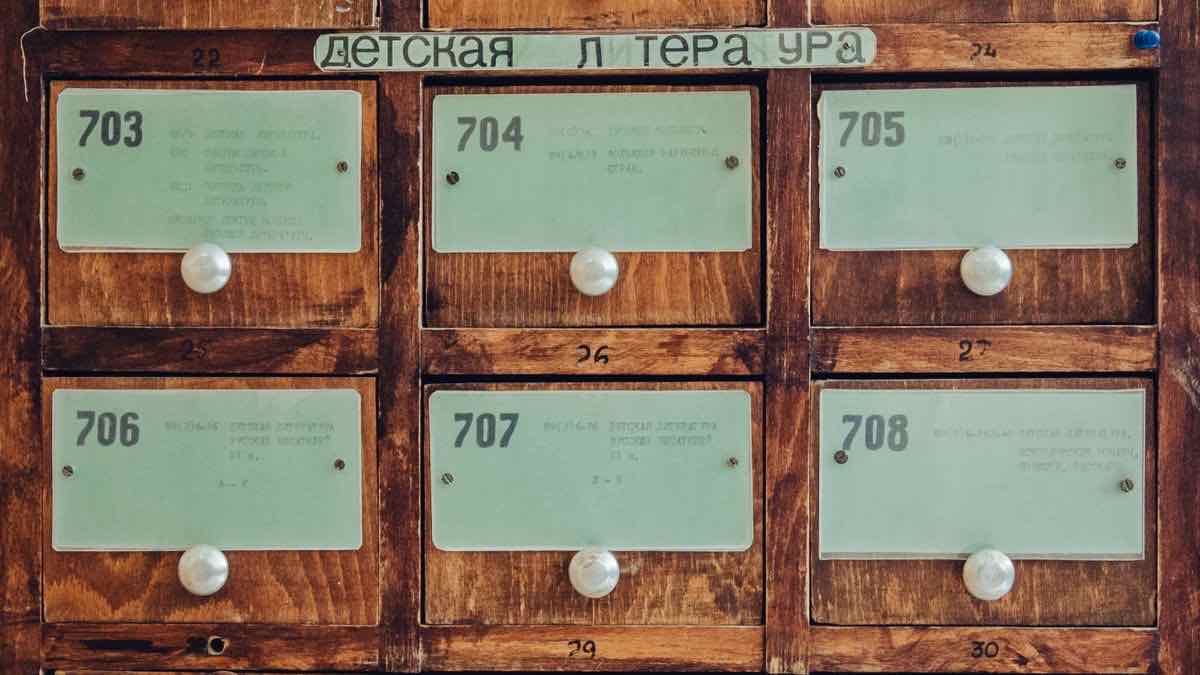 Library card catalogue drawers, illustrating that some search engines draw on a shared pool of documents while ranking them differently