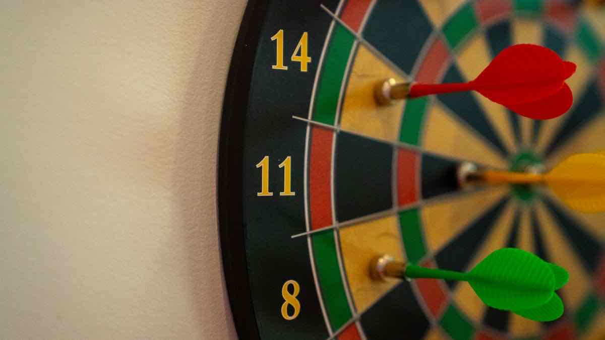 Several darts clustered on a dartboard, representing taking multiple ranking samples instead of one